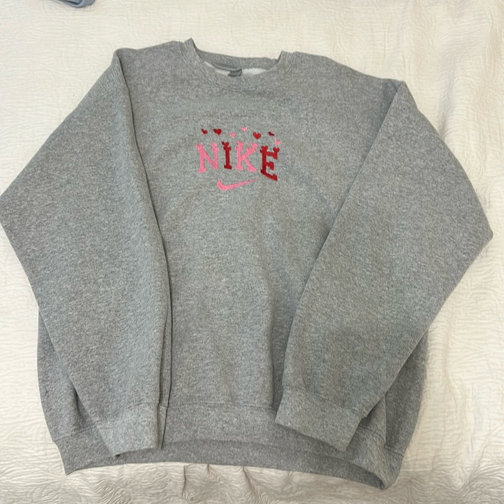 “nike” embroidered crewneck